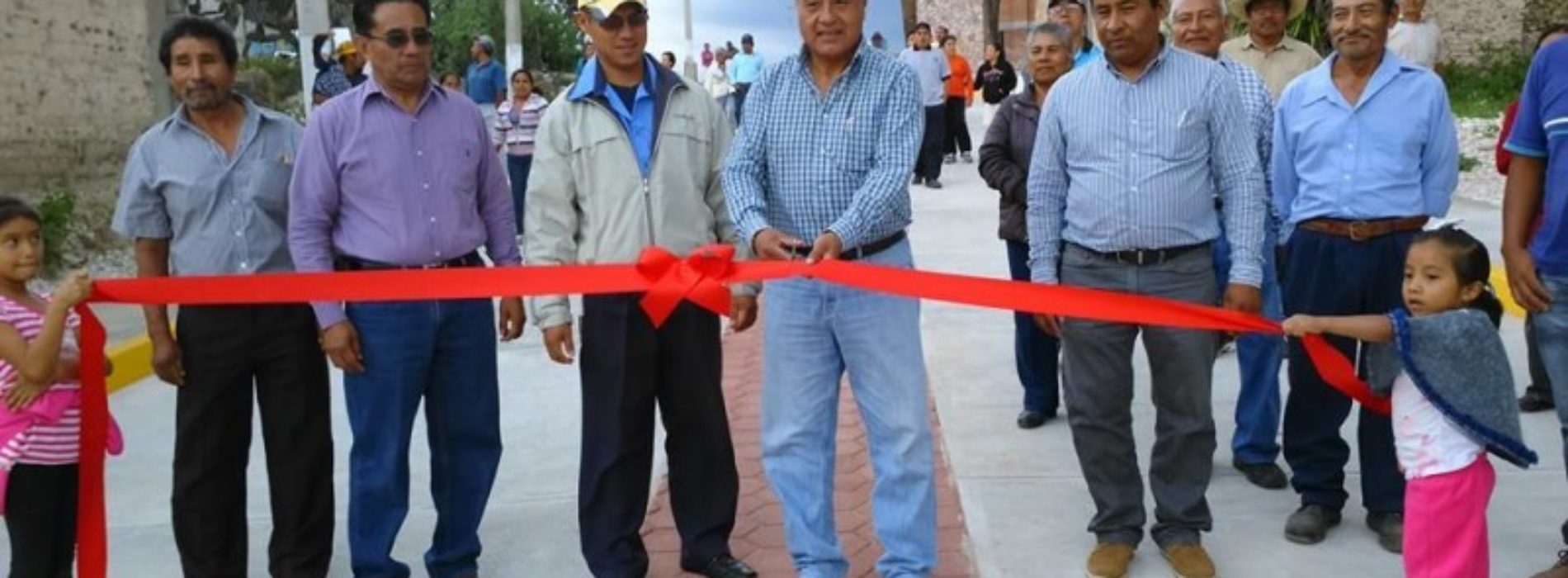 #Oaxaca Inauguran Edil de Sayultepec y Mario Montesinos pavimentación de calle Benito Juárez 