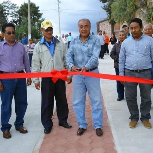 #Oaxaca Inauguran Edil de Sayultepec y Mario Montesinos pavimentación de calle Benito Juárez 