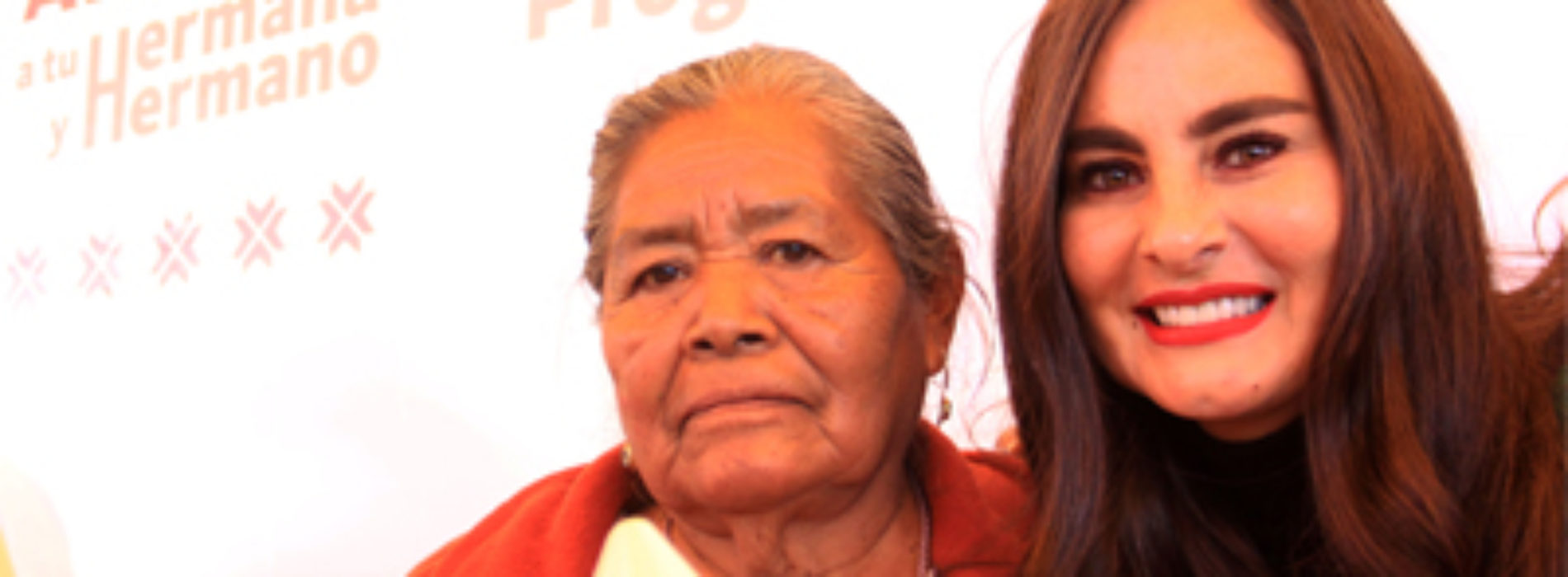 Mané Sánchez entrega cobijas y apoyos alimentarios para adultos mayores de la Mixteca