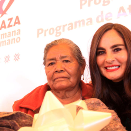 Mané Sánchez entrega cobijas y apoyos alimentarios para adultos mayores de la Mixteca