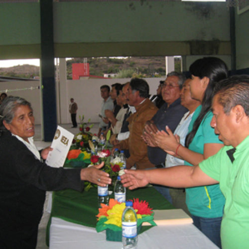 Entrega IEEA documentos de alfabetización y educación básica a jóvenes y adultos de Villa Díaz Ordaz, Tlacolula
