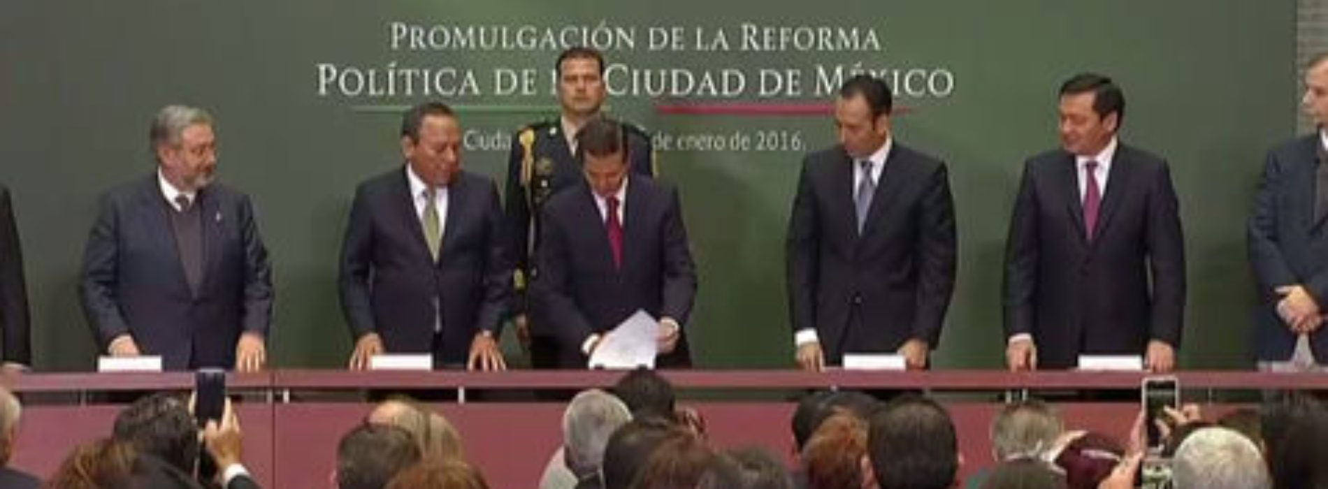 Peña promulga la reforma que transforma el DF en CdMx