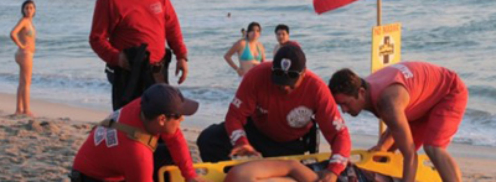 Durante periodo vacacional de invierno, bomberos rescatan a 45 personas en playas de Oaxaca