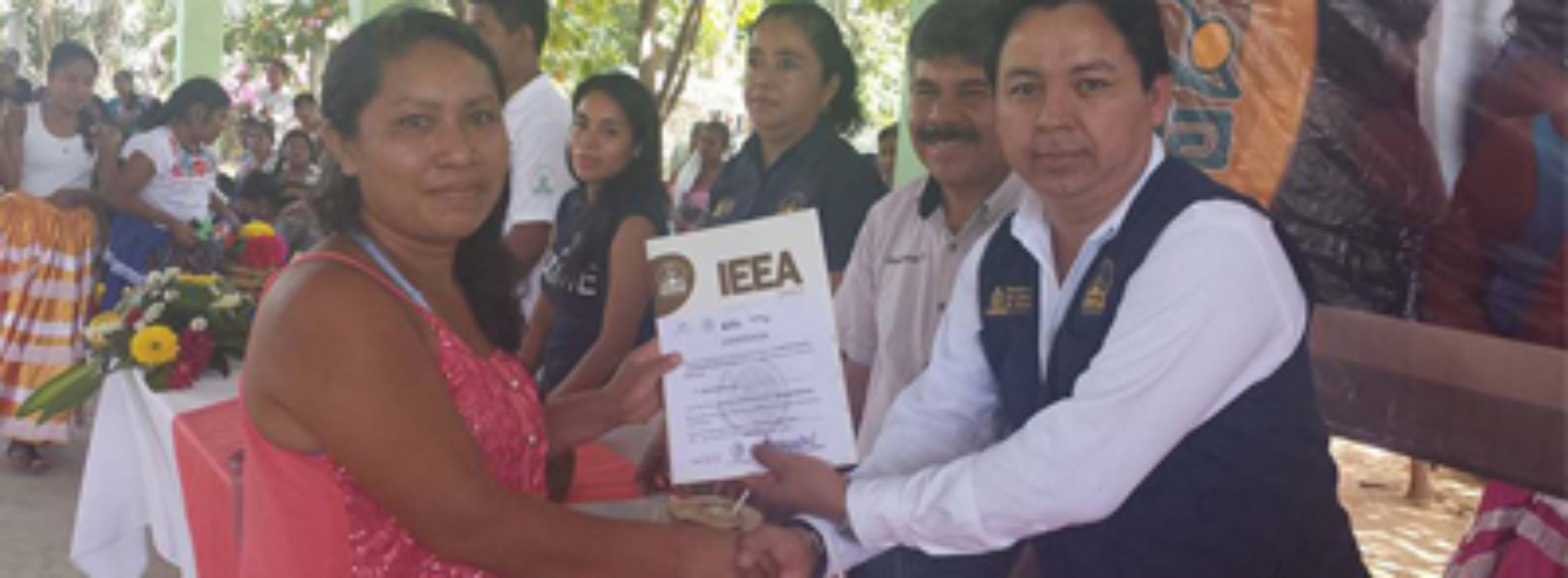 En localidades de Pochutla, 70 personas adultas inician 2016 con documentos de estudios