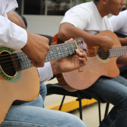 Abona SECULTA a reinserción social de jóvenes, con entrega de instrumentos musicales