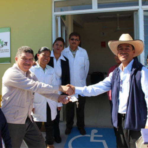 Entrega Gobierno de Oaxaca Centro y Casa de Salud a habitantes de Santiago y Santa Cruz Mitlatongo
