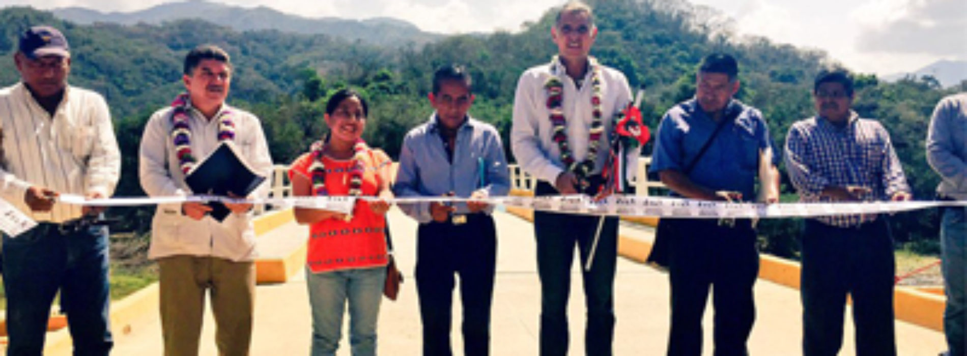 Fortalece Gobierno de Gabino Cué red carretera y caminera en la Sierra Sur