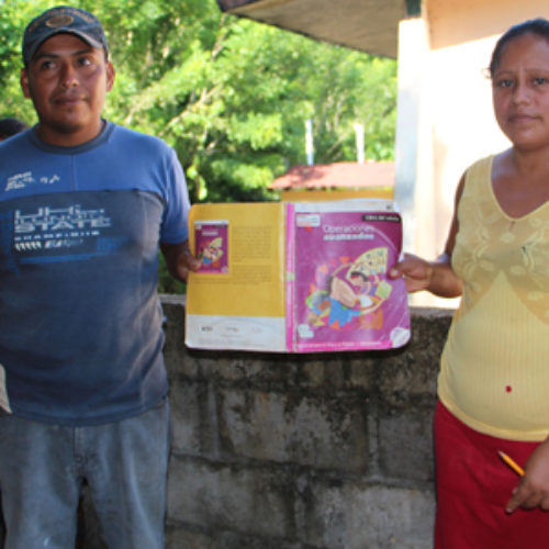 A sus 34 años de edad y con tres hijos, Juan Carlos y Juliana estudian en el IEEA