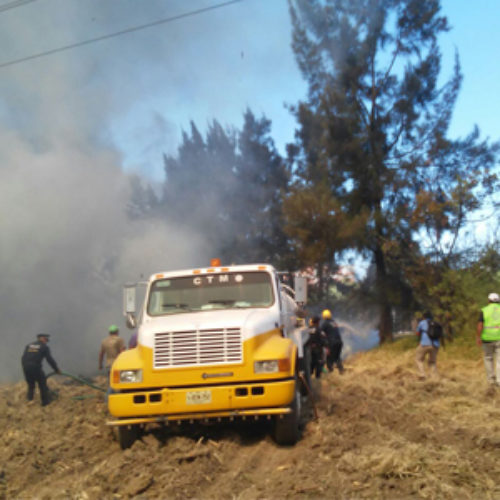 Atienden cuerpos de seguridad y auxilio del Gobierno  de Oaxaca incendio en Santa Lucía del Camino
