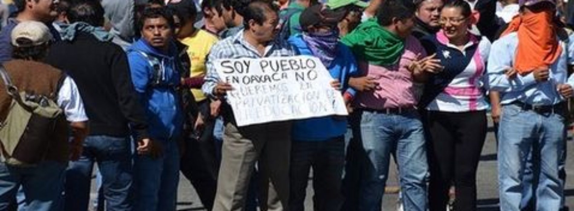 Maestros cercan Congreso de Oaxaca