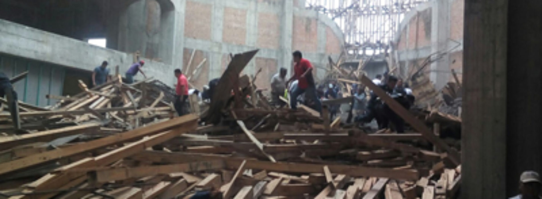 Auxilian cuerpos de seguridad a ciudadanos, tras derrumbe de obra en construcción en San Juan Bautista Tuxtepec