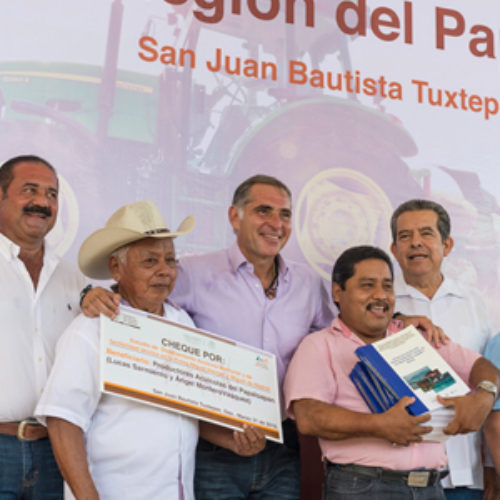 Gabino Cué entrega apoyos al sector agrícola, pesquero y acuícola de la Cuenca del Papaloapan