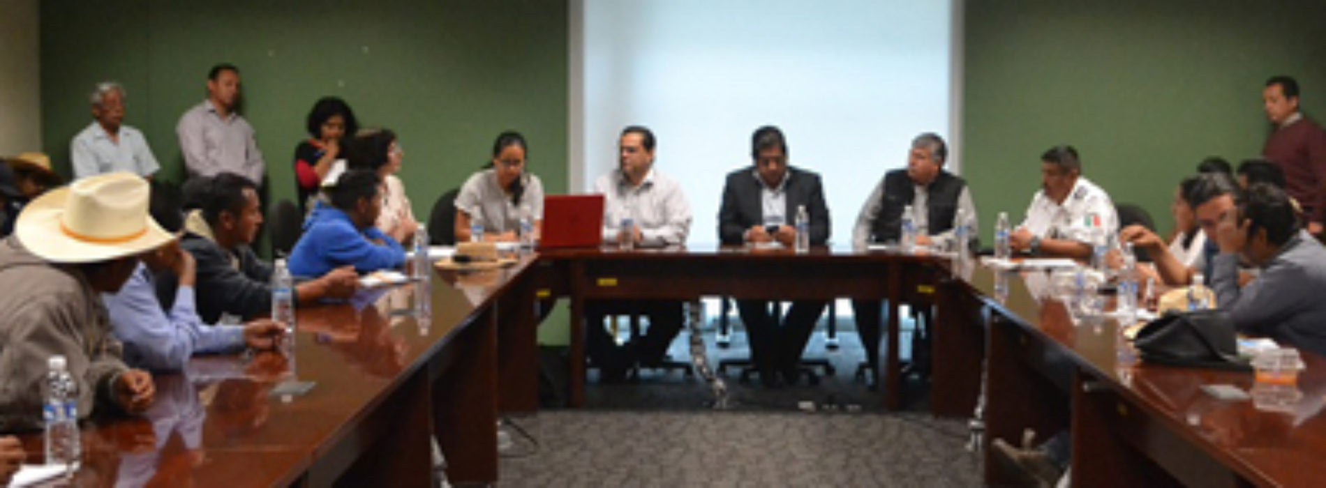 Funcionarios dialogan con autoridades y representantes de la Red Internacional Indígena de Oaxaca