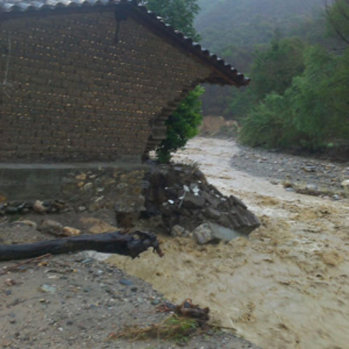 Gobierno estatal brinda auxilio a afectados por  lluvias y fuertes vientos en la Mixteca