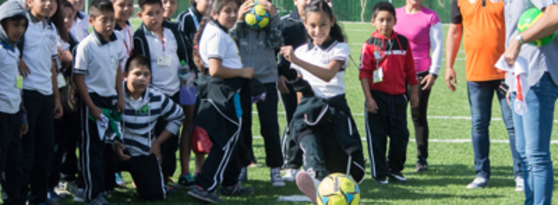 Visitan estudiantes de nivel básico instalaciones del polideportivo “Venustiano Carranza”