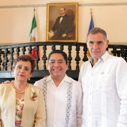 Refrenda Gabino Cué su compromiso con la calidad educativa de la UABJO