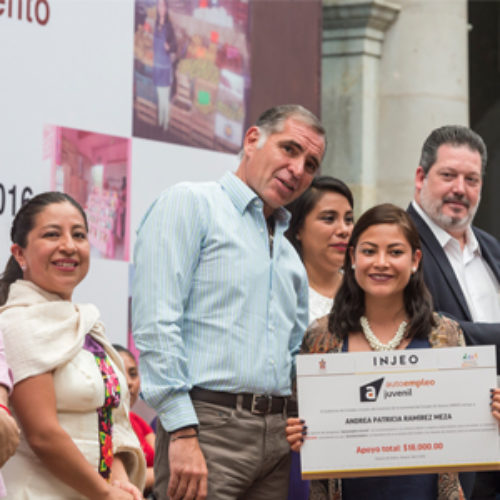 Entrega Gabino Cué apoyos de Microfinanciamiento a la Economía Familiar con perspectiva de Género y a jóvenes emprendedores