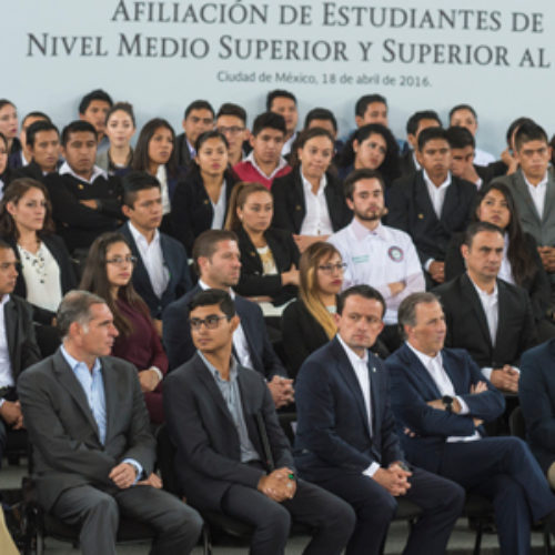 Asiste Gabino Cué a campaña de afiliación de estudiantes al IMSS