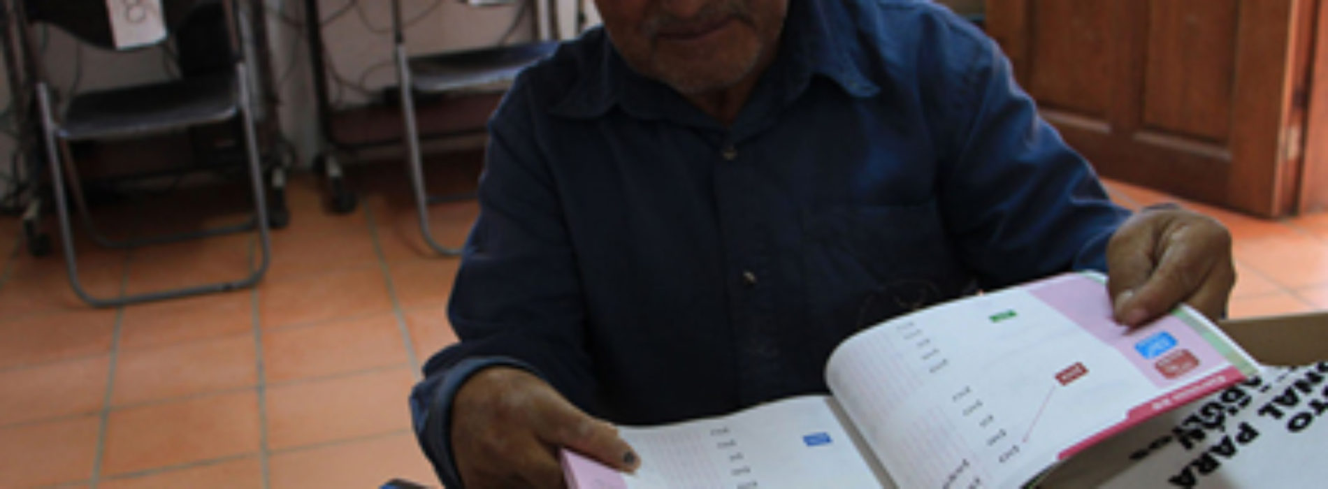 Don Rodolfo se ha puesto dos tareas: alfabetizarse y sembrar cactáceas en San José del Progreso