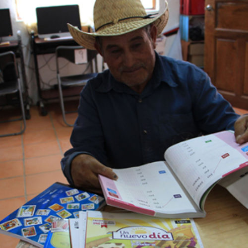 Don Rodolfo se ha puesto dos tareas: alfabetizarse y sembrar cactáceas en San José del Progreso