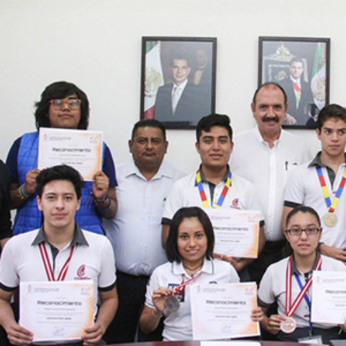 Gobierno de Oaxaca reconoce a jóvenes triunfadores del INFOMATRIX 2016