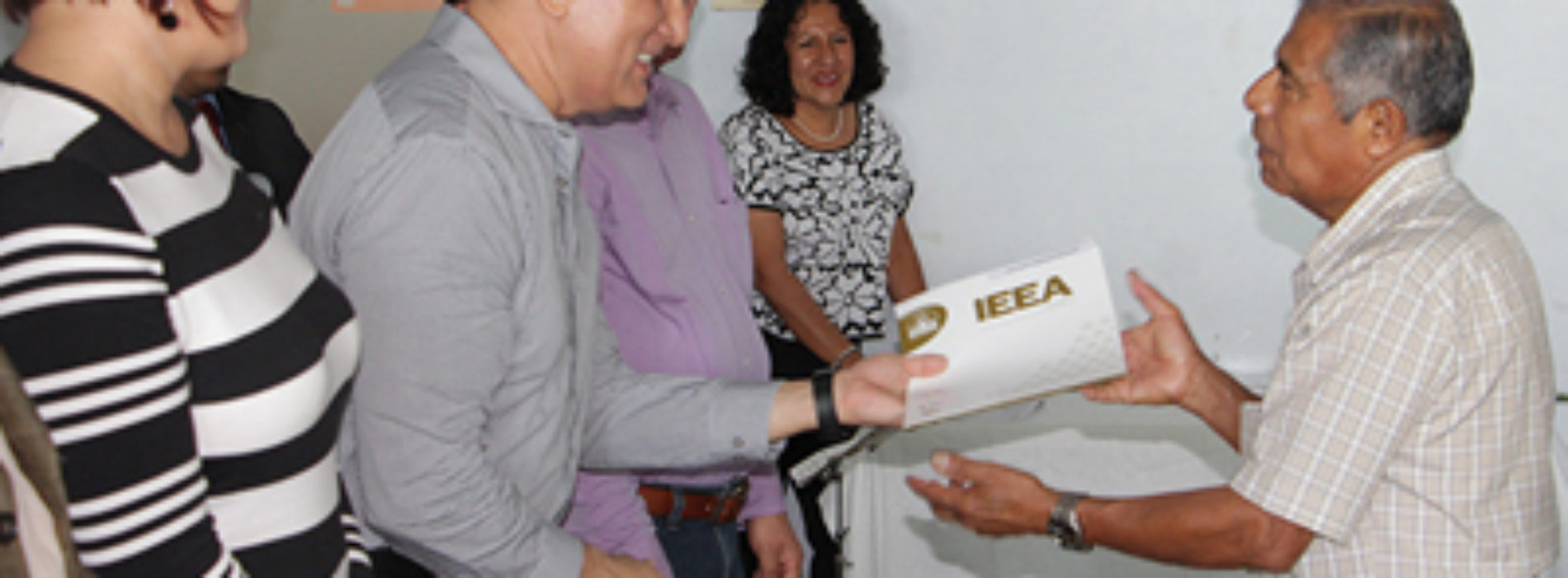 Directivos del IEEA y de la Secretaría de Administración entregan certificados de educación básica