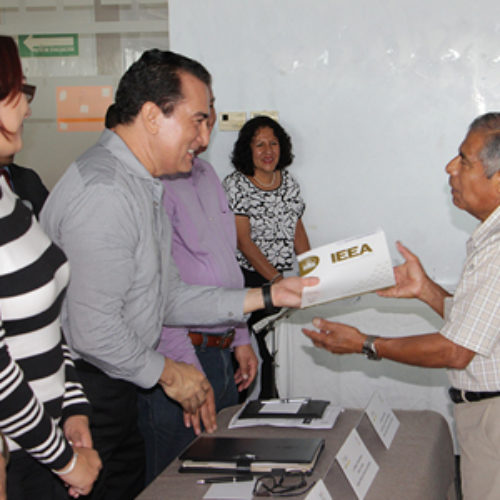 Directivos del IEEA y de la Secretaría de Administración entregan certificados de educación básica
