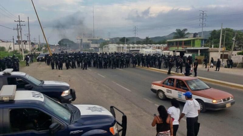 La Policía Federal se movilizó a Oaxaca para intentar contener a los maestros que pretenden bloquear accesos carreteros y la refinería "Antonio Dovali".