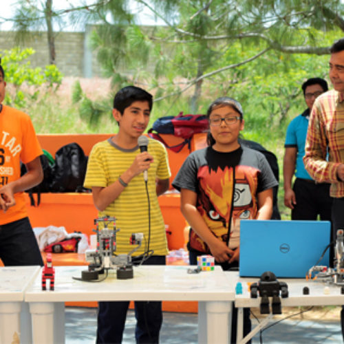 Presentan alumnos destacados prototipos de robótica a niñas y niños del CRIT-Teletón Oaxaca