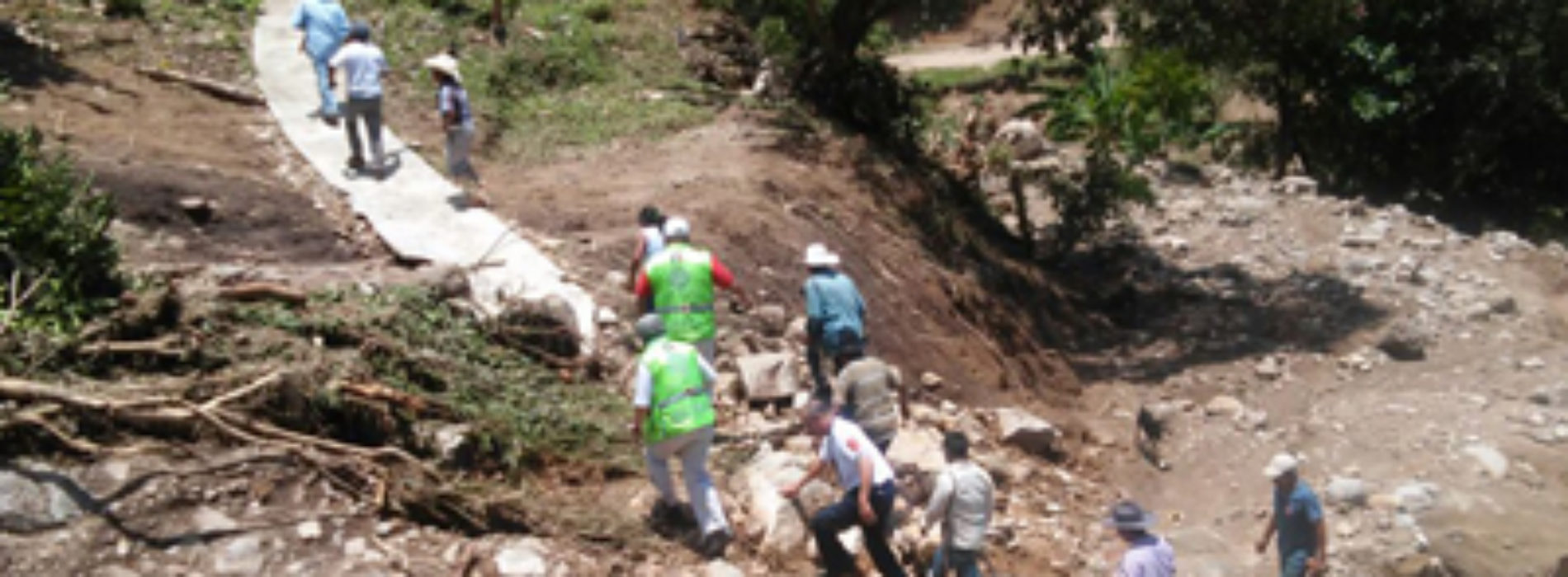 Personal de Protección Civil y Bomberos recorren zona afectada por deslave en la Soledad, Mesones Hidalgo