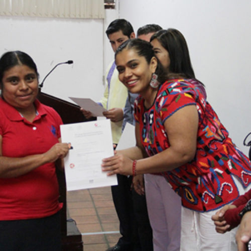 Personal del DIF Estatal y autoridades municipales reciben certificación en Estándares de Competencia