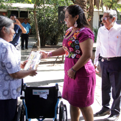Entrega DIF Estatal sillas de ruedas hospitalarias en beneficio de la población infantil