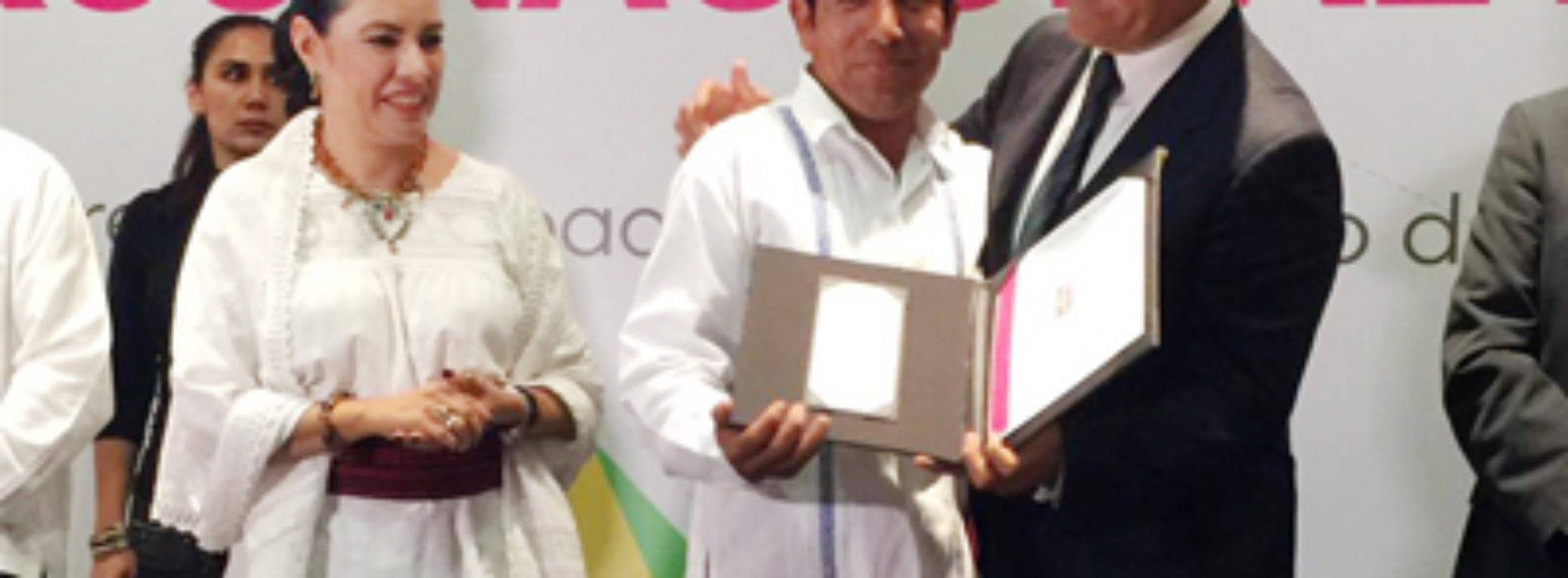 Artesanos oaxaqueños destacan en IV Concurso Nacional Textiles 2016