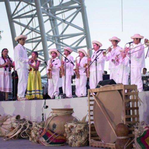 Orgullosos de sus raíces, delegaciones muestran su folclor y cultura en Guelaguetza 2016