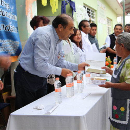 Reciben 43 beneficiarias de programas sociales de Cuilapam certificado de educación básica