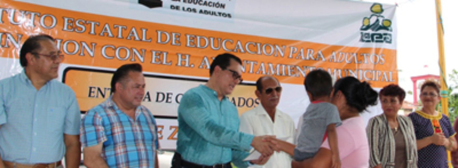 Autoridades y pobladores de Zanatepec reciben certificado de primaria a través del IEEA