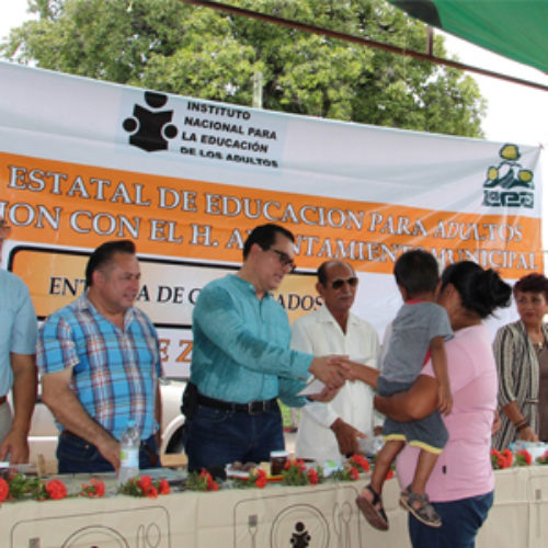 Autoridades y pobladores de Zanatepec reciben certificado de primaria a través del IEEA