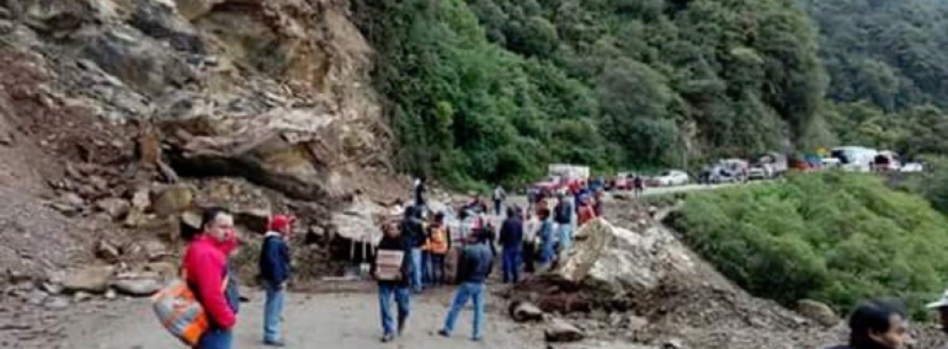 Pide autoridades extremar precauciones por desgajamiento de un cerro en la Cañada.