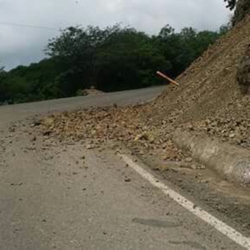 Informan sobre derrumbes en la carretera a Totolapan