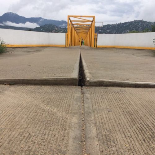 Reportan hundimiento del puente nuevo de San Jacinto Amilpas.