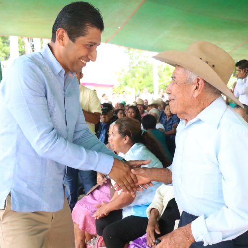 Alejandro López Jarquín celebra a adultos mayores de Xoxocotlán