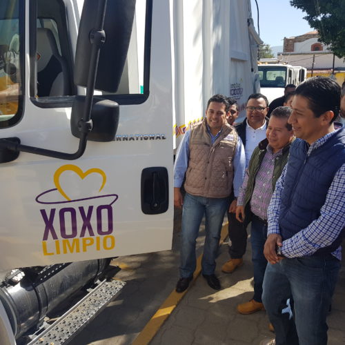 Edil entrega vehículos para limpieza de Xoxocotlán.