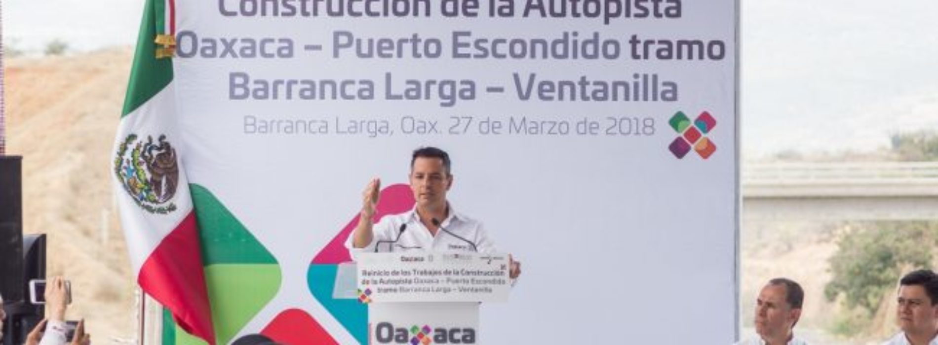 Tras una década abandonada, Alejandro Murat reinicia obras
de construcción de la carretera a la Costa