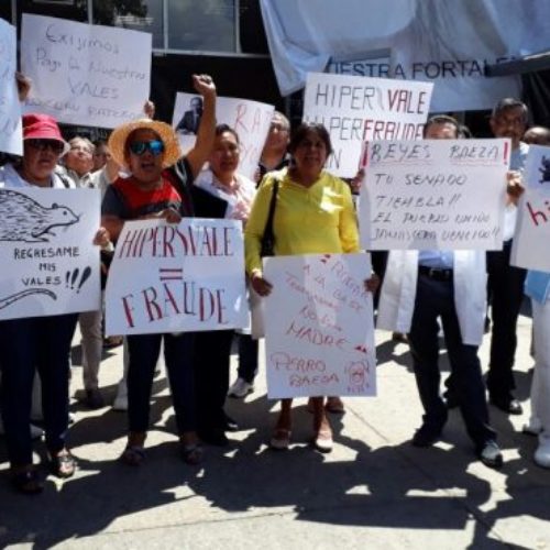 ISSSTE adeuda miles de pesos en vales de despensa a
trabajadores