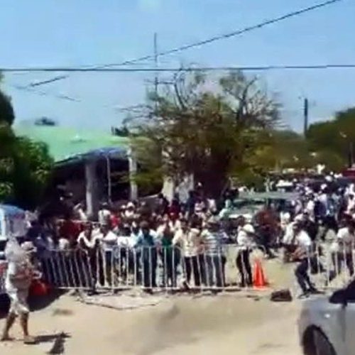 Integrantes de la CNTE y priistas se enfrentan en Oaxaca;
Meade culpa a López Obrador