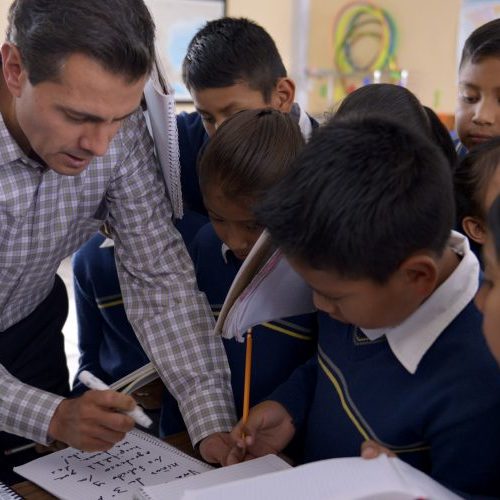 Peña pide que la sociedad defienda la reforma educativa, que
AMLO propone cancelar