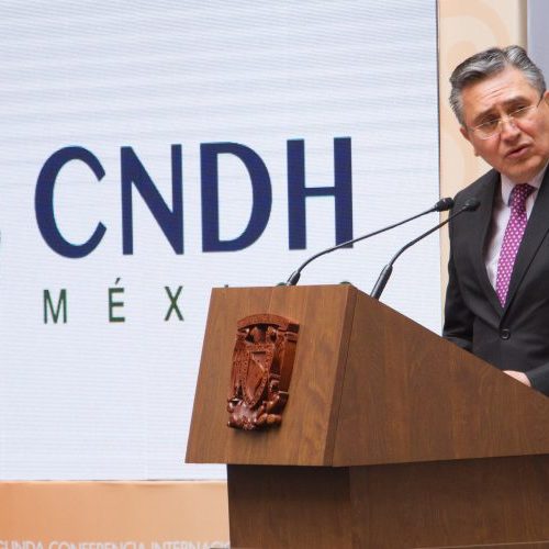 CNDH pide indemnizar a maestras a quienes les cortaron el
cabello a la fuerza en Chiapas