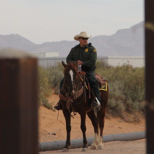 Arizona despliega tropas en la frontera; México está
evaluando su cooperación con EU