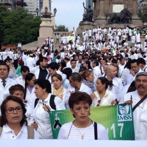 Fiscalía de Oaxaca acusa a médico de homicidio doloso por
muerte de menor; doctores convocan marchas en 70 ciudades