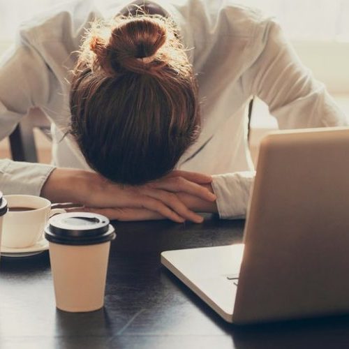 ¿Cómo saber si eres adicto al trabajo y qué puedes hacer
para combatirlo?